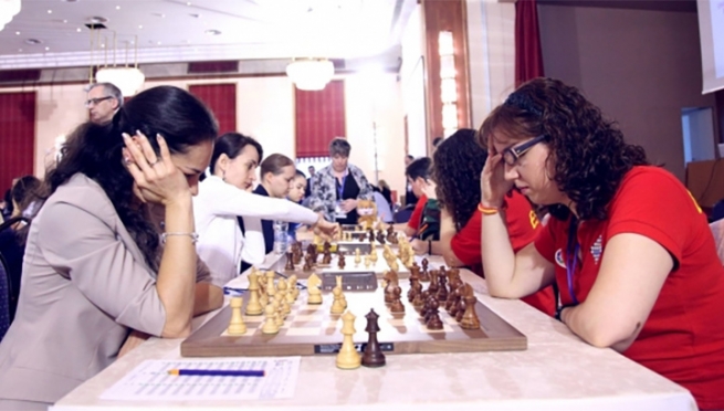 Крит, Шахматы: Россиянки лидируют, гречанки пока вторые