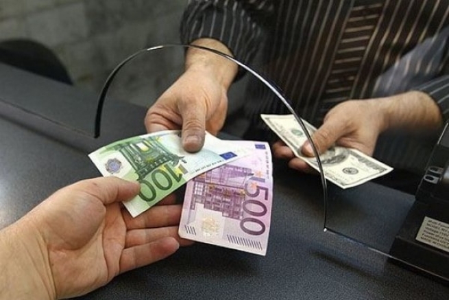 Медведев анонсировал введение запрета на вывод денег в Украину