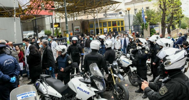 Врачи и медсестры Греции провели митинги протеста против условий работы