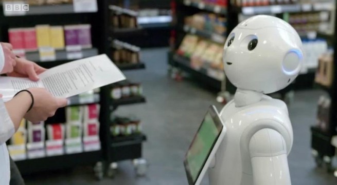 Робот Pepper в супермаркете АВ Василопулос