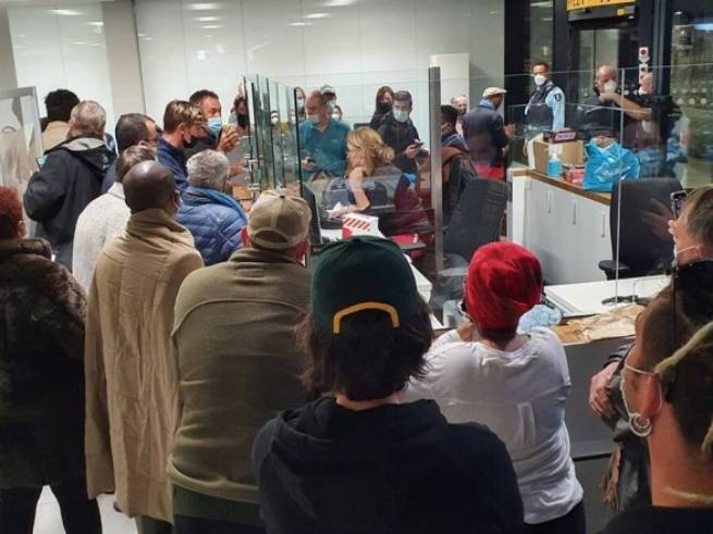 В Нидерландах 61 пассажир, прибывший из Южной Африки, оказался носителем  коронавируса