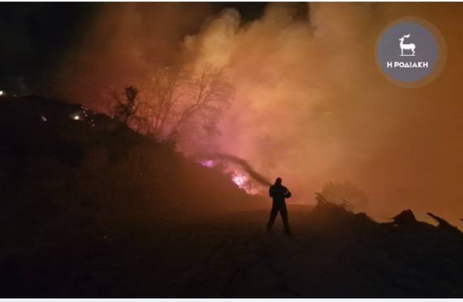 Эвакуирован отель на Родосе из-за сильного пожара