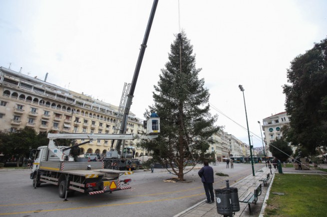 В Салониках установили Рождественскую ель и новые мусорные баки