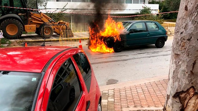 Глифада: автомобиль охвачен пламенем, пассажиры чудом спаслись
