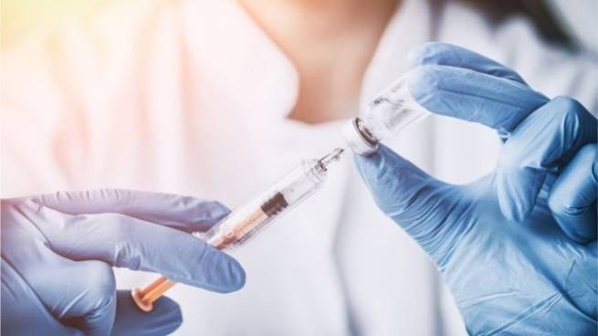 Великобритания: ученые разрабатывают «универсальную» вакцину, способную защитить от любых мутаций коронавируса