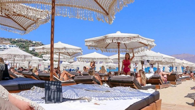 Миконос: 500 евро за пляжный лежак