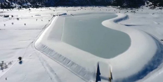 Причуды зимы: озеро в форме сердечка