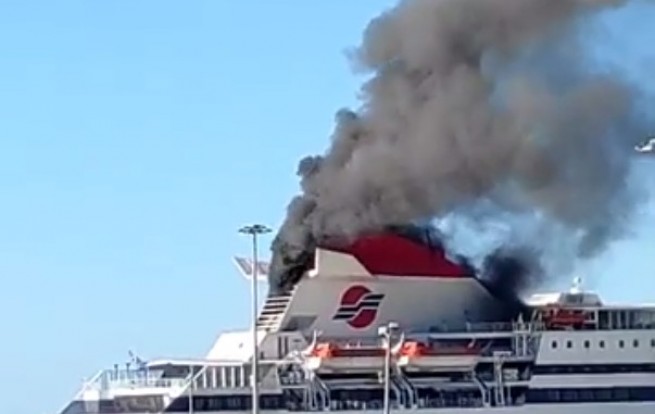 Пожар на пассажирском лайнере в порту г. Патры
