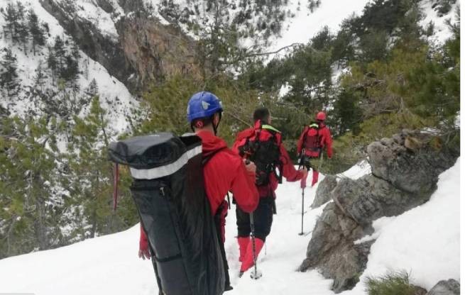 Трое опытных альпинистов погибли в Калаврите из-за лавины