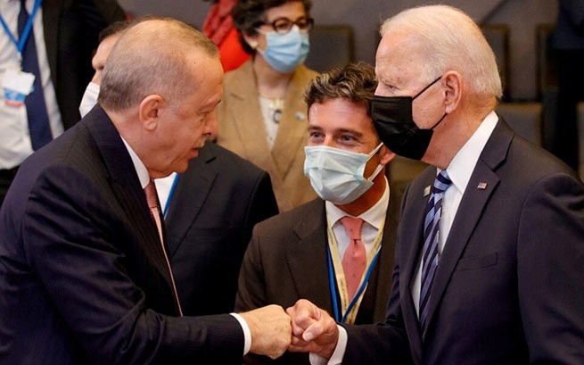 Президент Турции Реджеп Тайип Эрдоган стукнулись кулачками с президентом США Джо Байденов во время саммита НАТО в Брюсселе в прошлом году. 