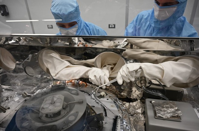 В НАСА наконец открыли &quot;черный ящик&quot; с образцами астероида Бенну