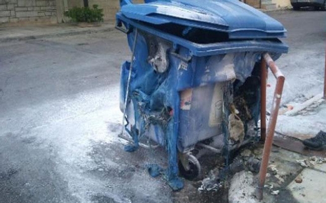 Поджигатель уничтожил 8 мусорных баков и один фургон