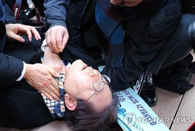 Южная Корея: кровавое нападение на лидера оппозиции