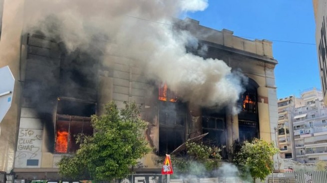 Пожар в заброшенном здании в Пирее создал огромную пробку на дороге