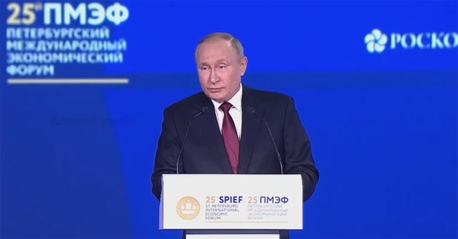 Путин на Питерском форуме излагает свое видение причин проблем человечества