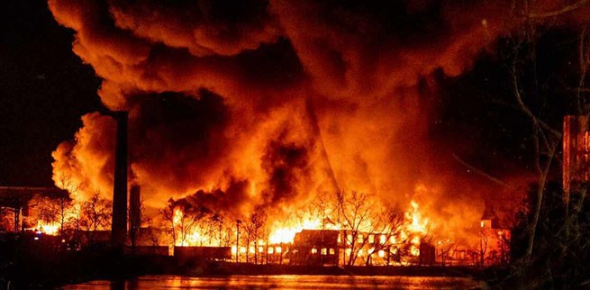 Колоссальный пожар на складе оружия, предназначенного для Украины, в Нью-Джерси