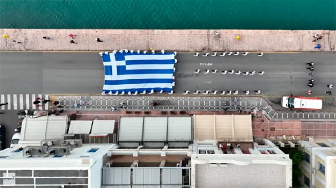 Годовщина ΟΧΙ: огромный греческий флаг поднят в порту Хиоса (видео)