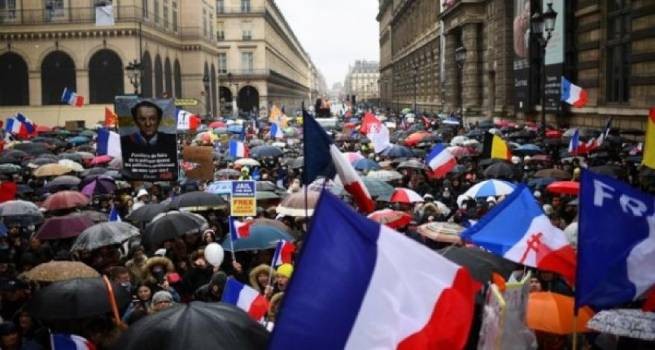 Франция: протесты против вакцинных пропусков собрали вчера 105 000 участников