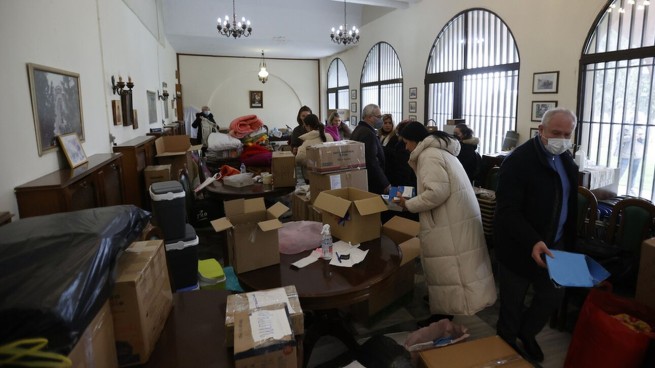 Греки собирают гуманитарную помощь украинцам