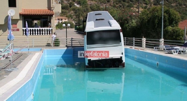 Автобус въехал в бассейн отеля в Кефалонии - Видео