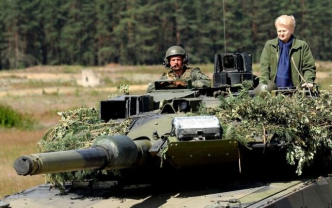 Фото 2017 года, президент Литвы Даля Грибаускайте на танке . Кредит refa.lt