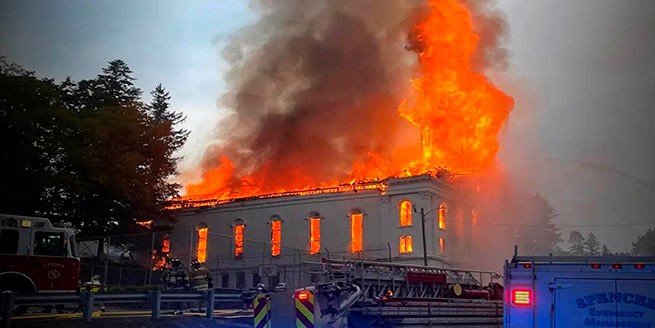 Огонь с небес: молния сожгла церковь, участвовавшую в праздновании «гей-прайда» в США