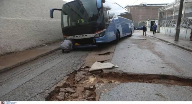 В Мосхато автобус угодил в провал