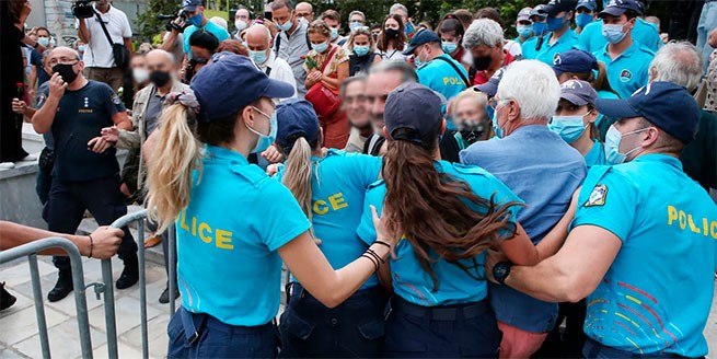 Драки между полицией и толпой желающих попрощаться с Микисом Теодоракисом (видео)