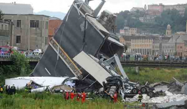 Число жертв обрушения моста в Италии растет