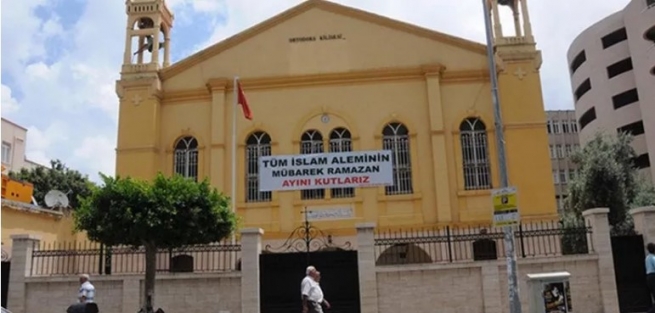 Турки повесили про-исламский плакат на православной церкви