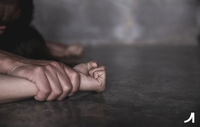 Ираклион: дядя с 6 друзьями насиловал своего 10-летнего племянника