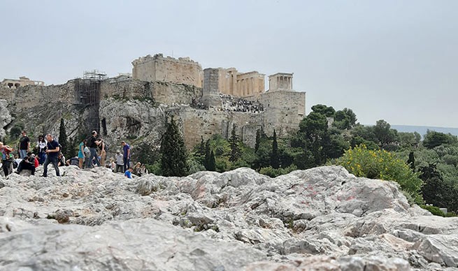 Акрополь: смерть женщины, упавшей с холма Ареопаг, считают самоубийством