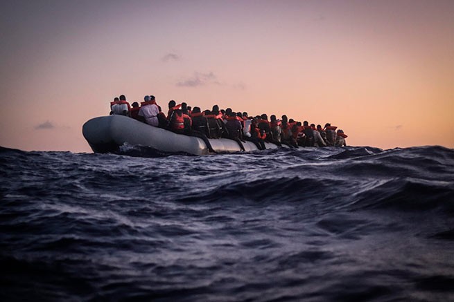 超过25,000名非法移民准备登陆克里特岛