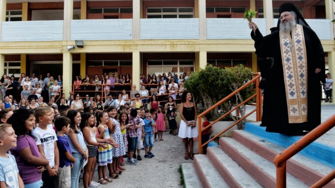 Священники в Греции благословили школьников на новый учебный год