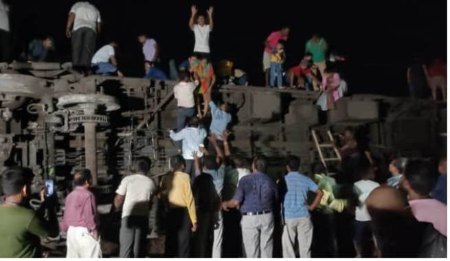 Индия: более 230 погибших и 900 раненых в столкновении 3 поездов
