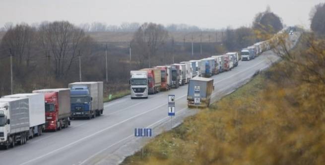 Более 20 000 транспортных средств заблокированы на границе между Украиной и Польшей (видео)