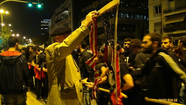 На фоне этого человека с остатками сожженного флага СШАсделаи фотографии по меньшей мере 200 человек
