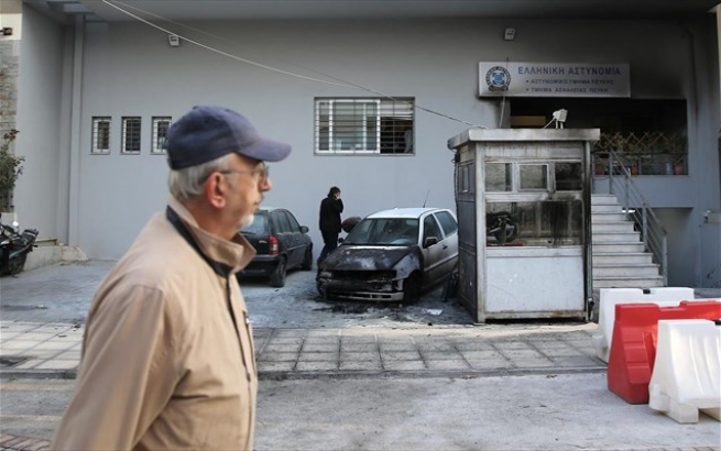 Греция: Анархисты забросали бутылками с бензином полицейский участок