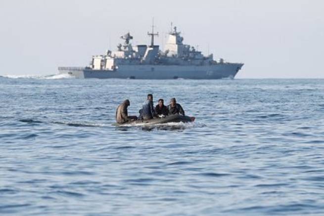 Великобритания решила разворачивать лодки с нелегальными мигрантами в Ла-Манше