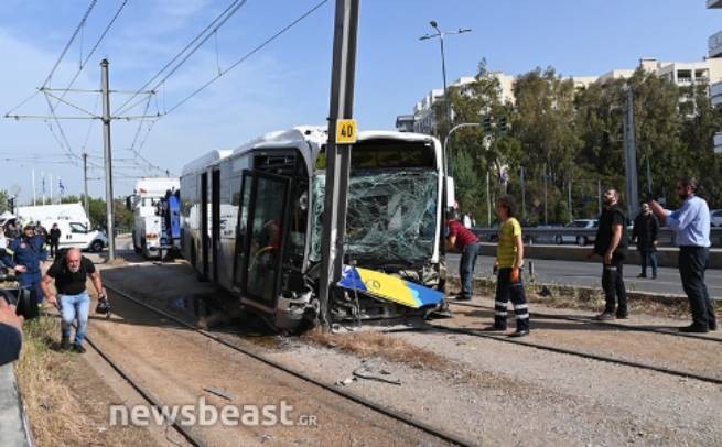 Алимос: автобус  с пассажирами врезался в столб (видео)