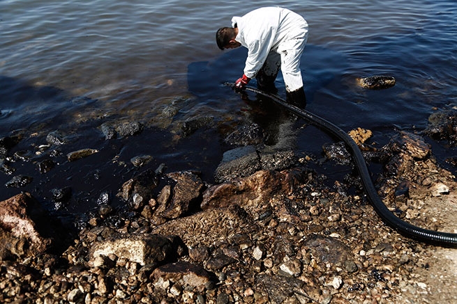 Очистка моря от разлившегося мазута обойдется Греции в 500 миллионов евро