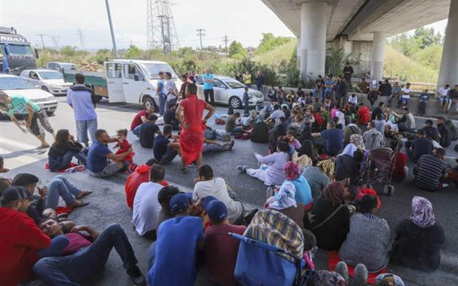 Мигранты заблокировали национальное шоссе в знак протеста против условий жизни