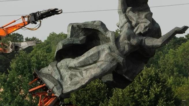 Греческие депутаты обратились в ЕК по поводу демонтажа памятников Победы