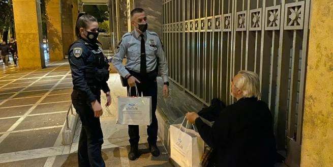 «Миссия» выполнима: полиция раздала подарки бездомным в канун Рождества