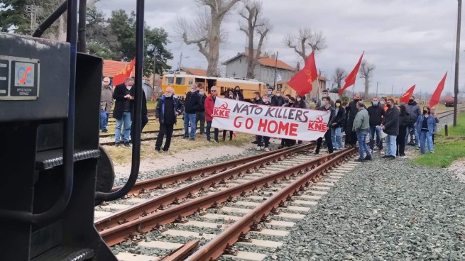 Греция: члены компартии заблокировали поезд с военной техникой США