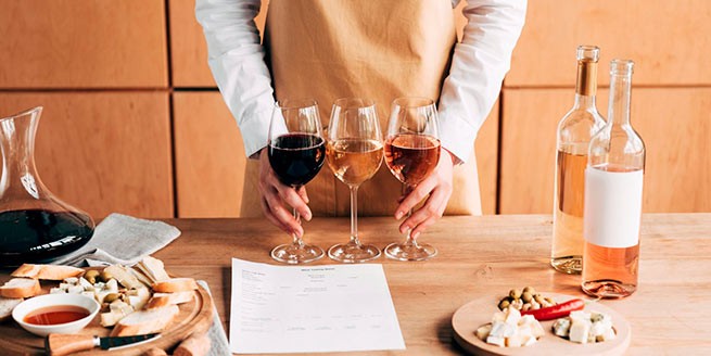 Три правила, как заказывать вино в ресторане