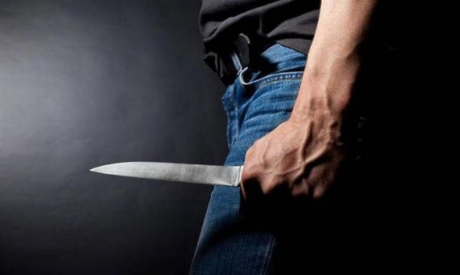 Маньяк нападает с ножом на девушек в центре Афин