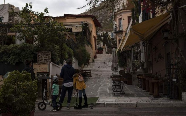 Ни кафе, ни туристов: вирус опустошает улицы старых Афин