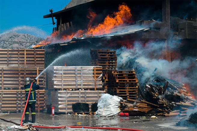 Пожар в Аспропиргосе: горит склад пиломатериалов