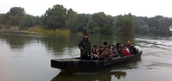 Нелегальные мигранты пересекают границу Греции по реке Эврос на лодке. Фото 2016 года.